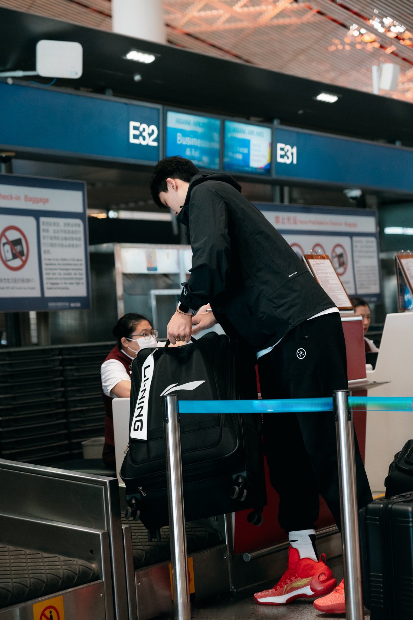 杨瀚森父母启程前往美国陪儿子参加NBA选秀大会(青岛队杨瀚森父母简历)